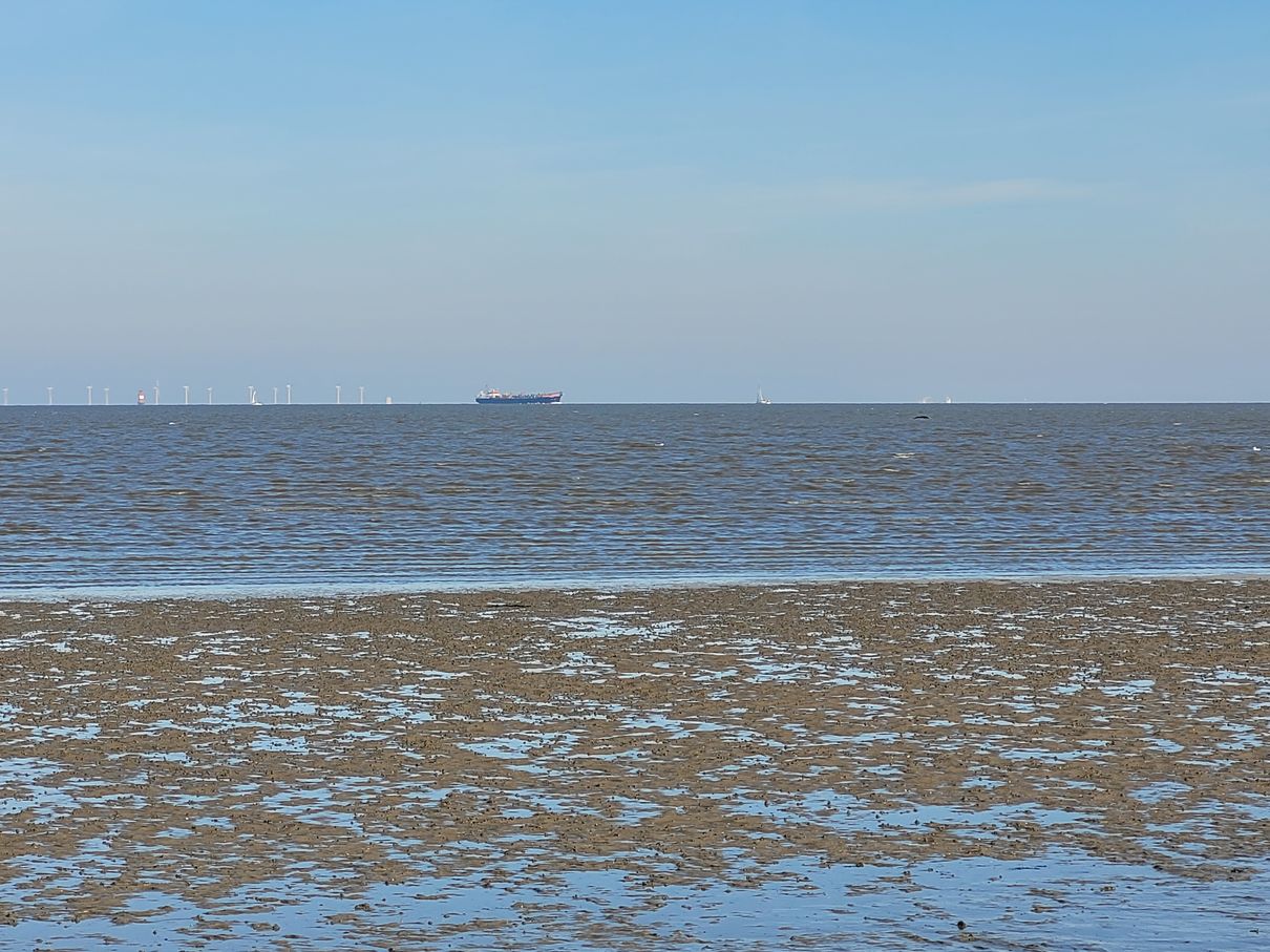 Schiff auf der Nordsee vor Schillig