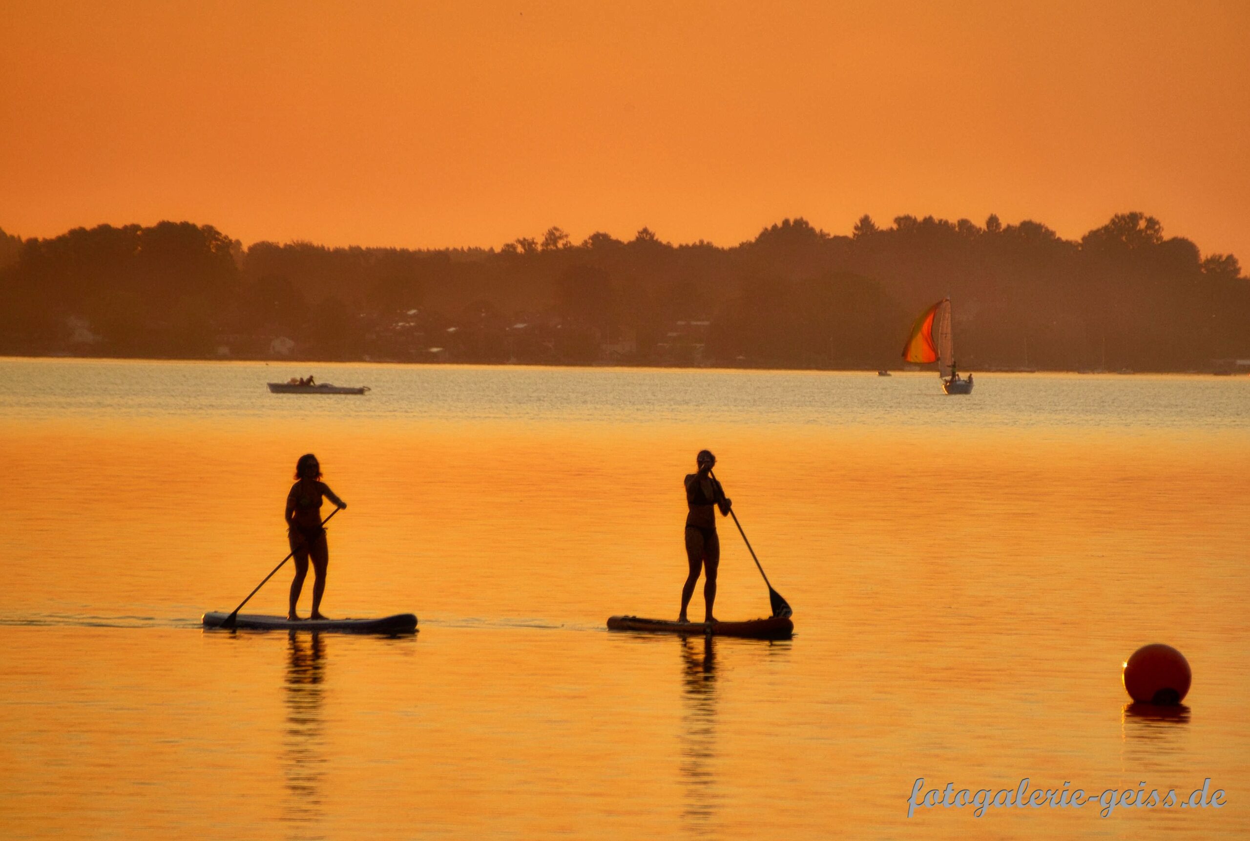 2 SUPs im Sonnenuntergang