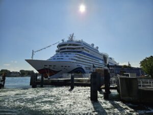 Auf dem Weg zur Bootsfahrt auf der Warnow Richtung Rostock