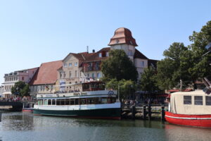 Ausflugsschiff im Alten Stron - Warnemündung