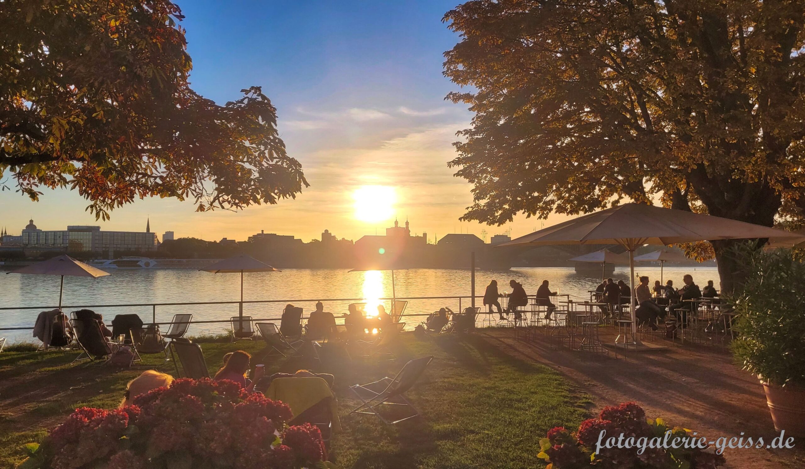 Blick über den Biergarten der Bastion von Schönborn auf Mainz