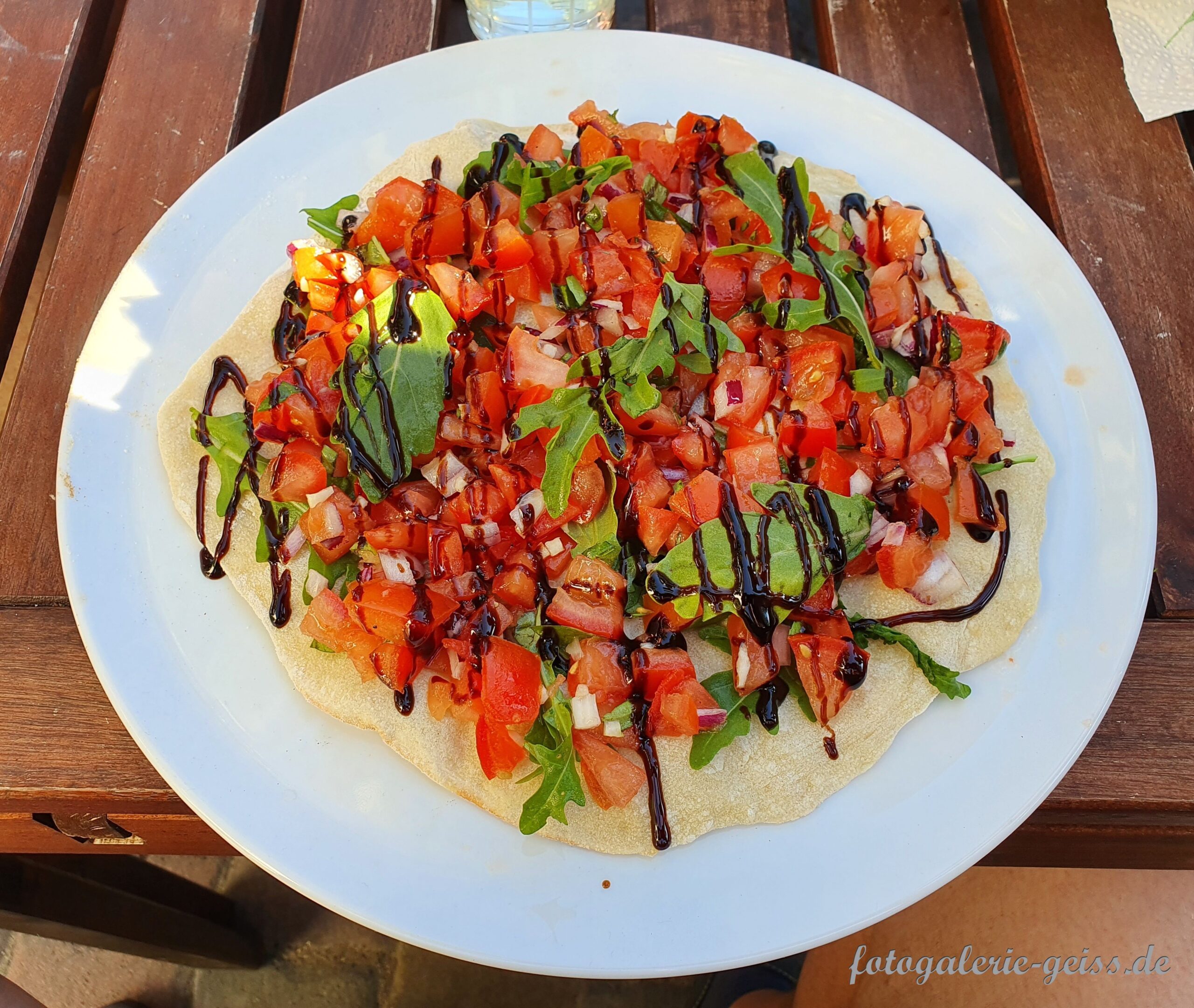 Bruschetta auf einem Pizzateig aus dem Holzbackofen