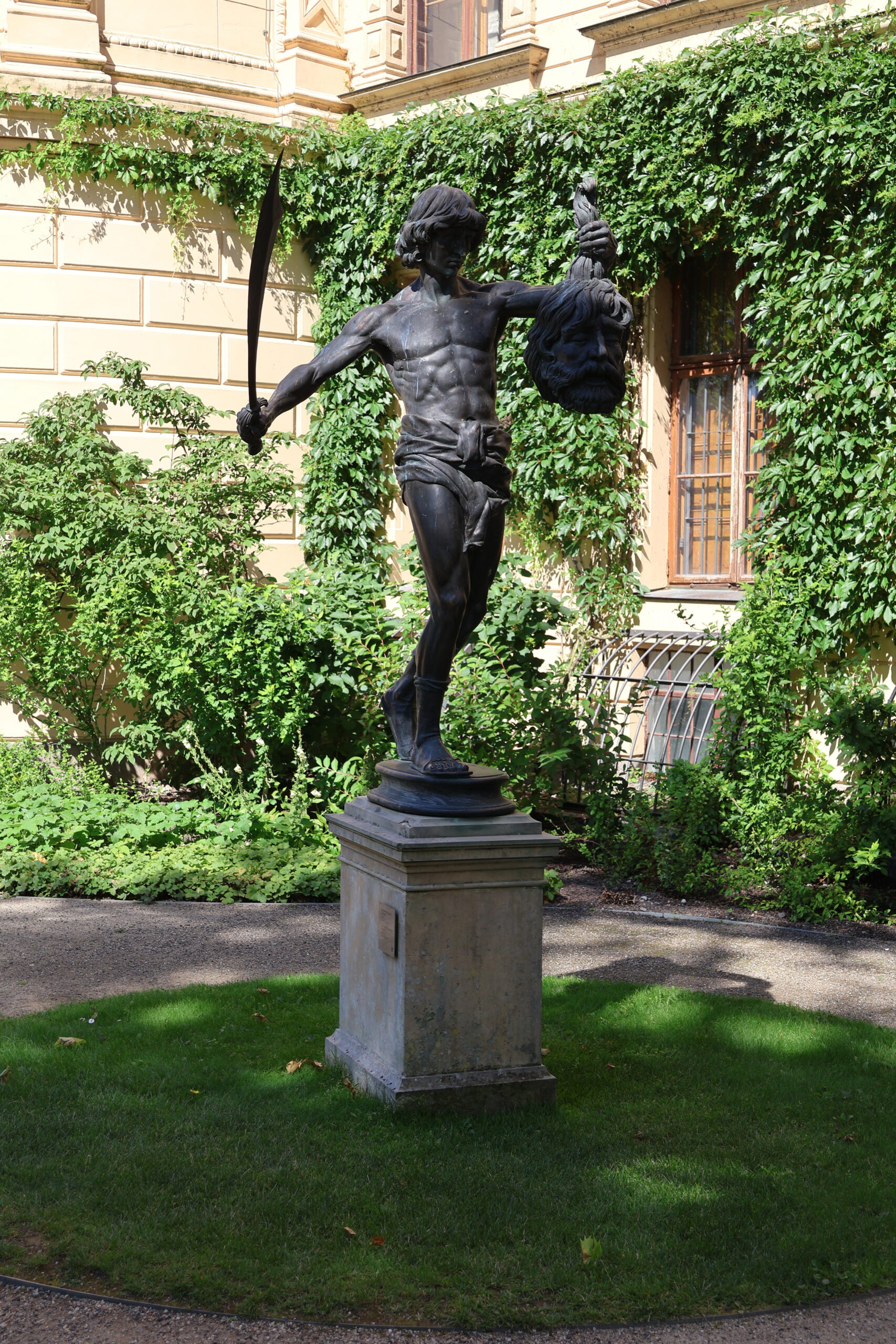 David und Goliath Statue - Schloß Schwerin