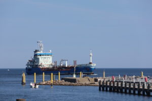 Die Copenhagen bei der Einfahrt in die Warnemündung