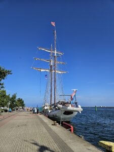 Die J. R. Tolkien am Pier von Warnemünde