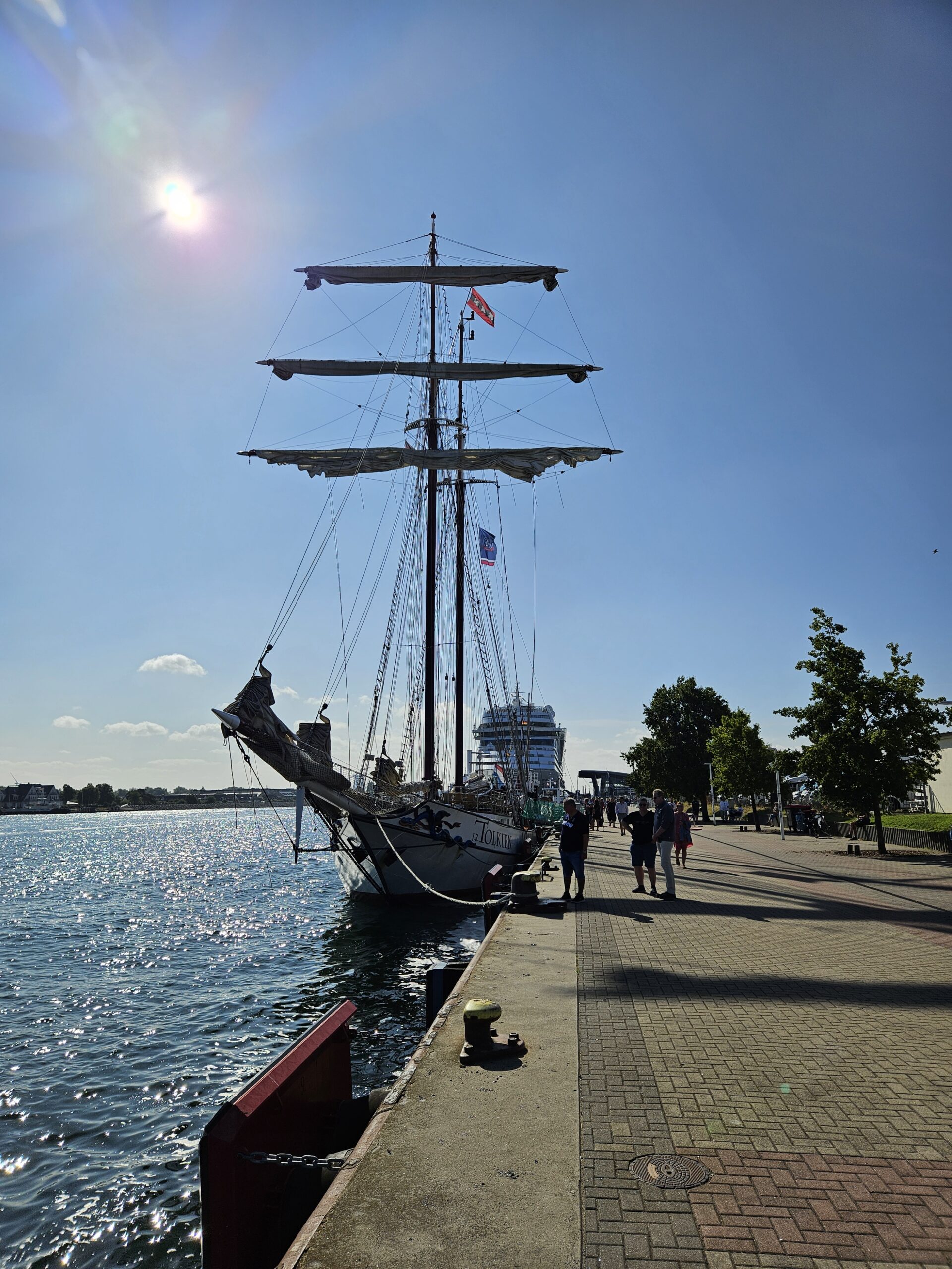 Die J. R. Tolkien am Pier von Warnemünde I