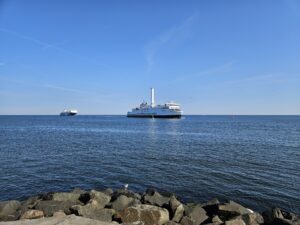 Die Scandlines Hybrid Ferry bei der Einfahrt in die Warnowmündung