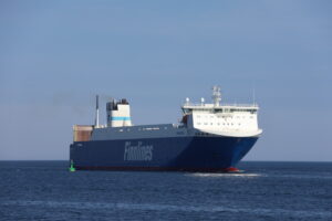 Finnlines Fähre nach Schweden und Finnland bei der Einfahrt in die Warnowmündung bei Warnemünde