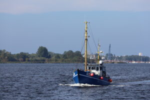 Fischkutter auf der Warnow Richtung Rostock