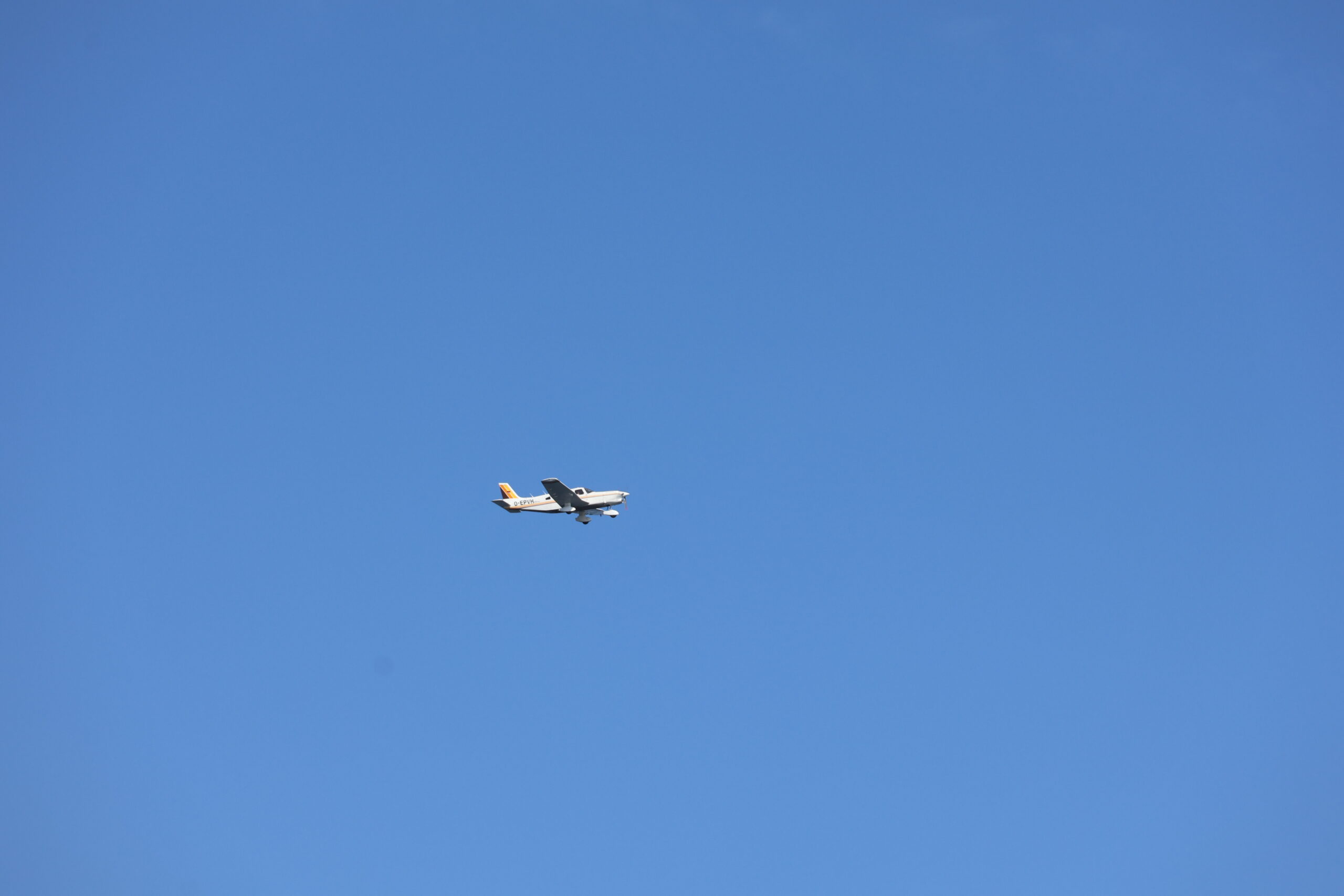Flugzeug über dem Hafen von Warnemünde