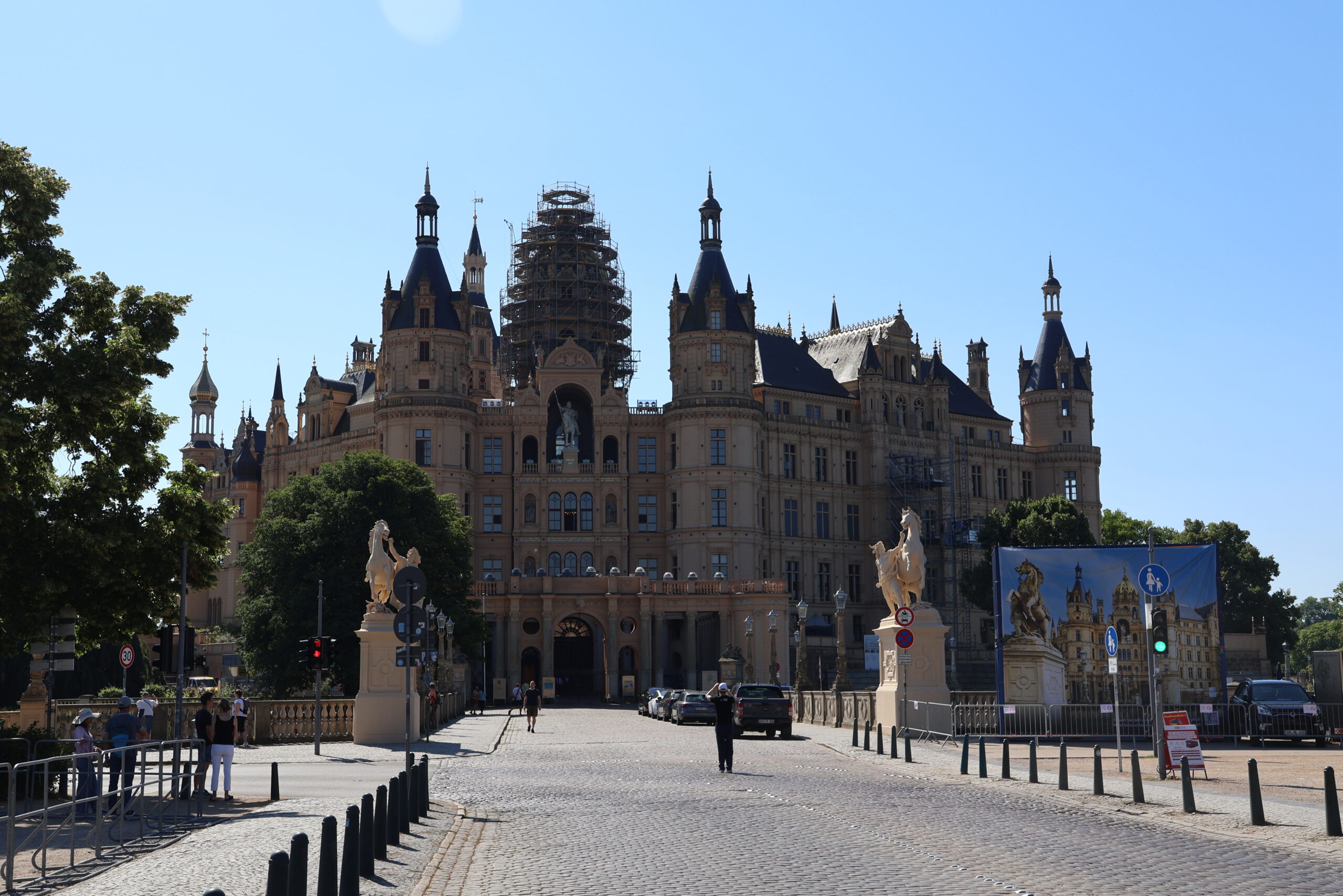 Foto über die Schloßbrücke auf das Schweriner Schloß