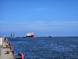 Frachter auf dem Weg zum Rostocker Hafen