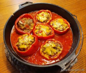 Gefüllter rote Paprika in Dutch Oven