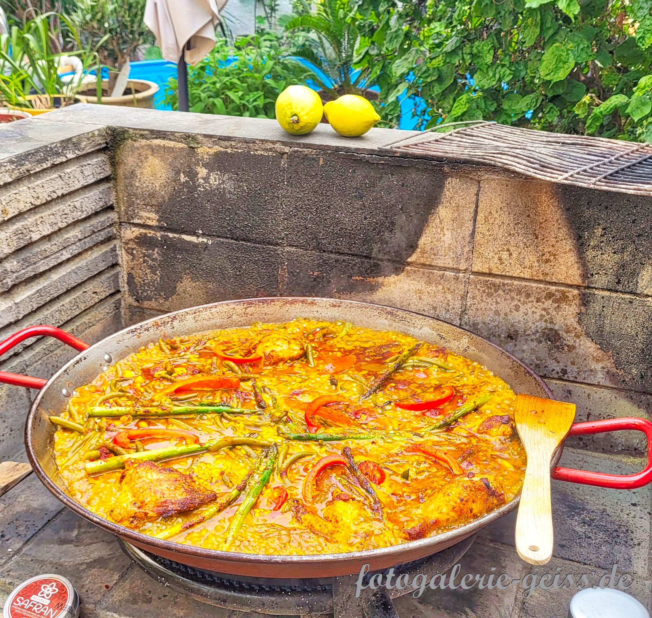 Gemüse-Hähnchen-Paella zu Hause im Garten zubereitet