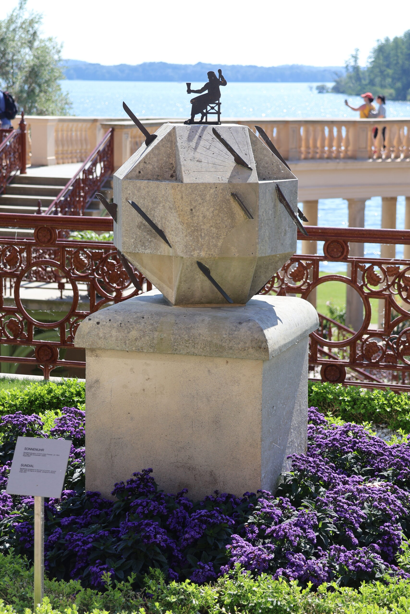 Eine Plastik im Schloßgarten