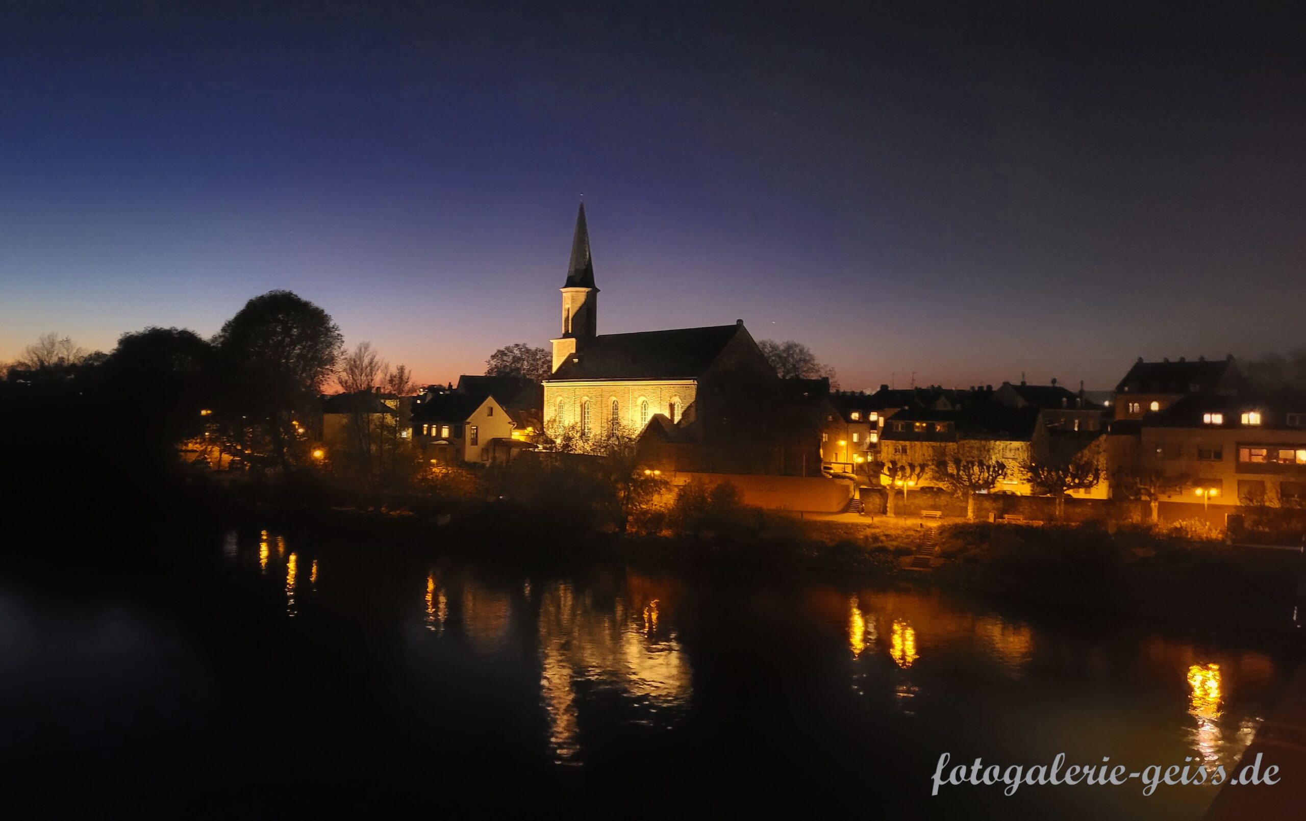 Katholische Kirche Kostheim am Main im Abendlicht