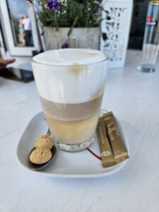 Latte macchiato am BEACH HOUSE Kühlungsborn Strand