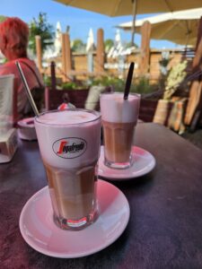 Latte macchiato in einem Kaffee am Alten Stron - Warnemündung