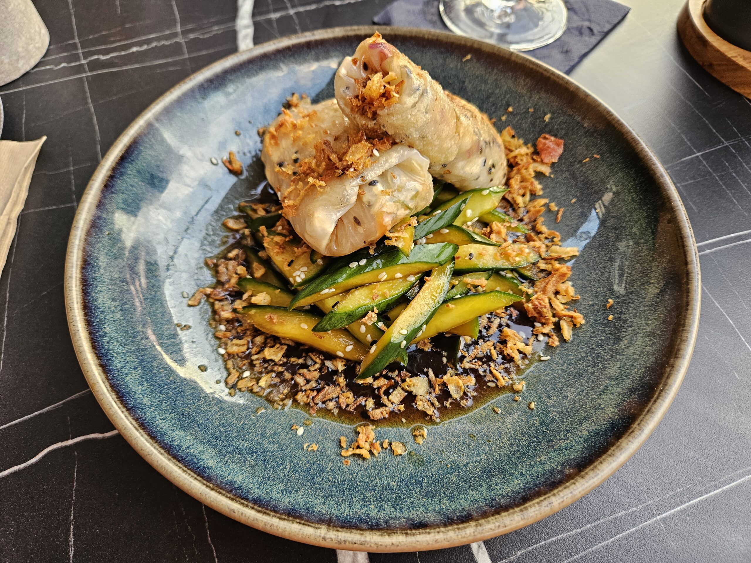 Leckere Kung Fu Rolle im Restaurant DIJO direkt am Meer