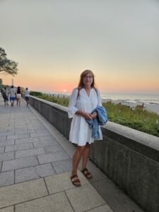 Manuela als Lady in White auf der Strandpromenate vom Ostseebad Kühlungsborn