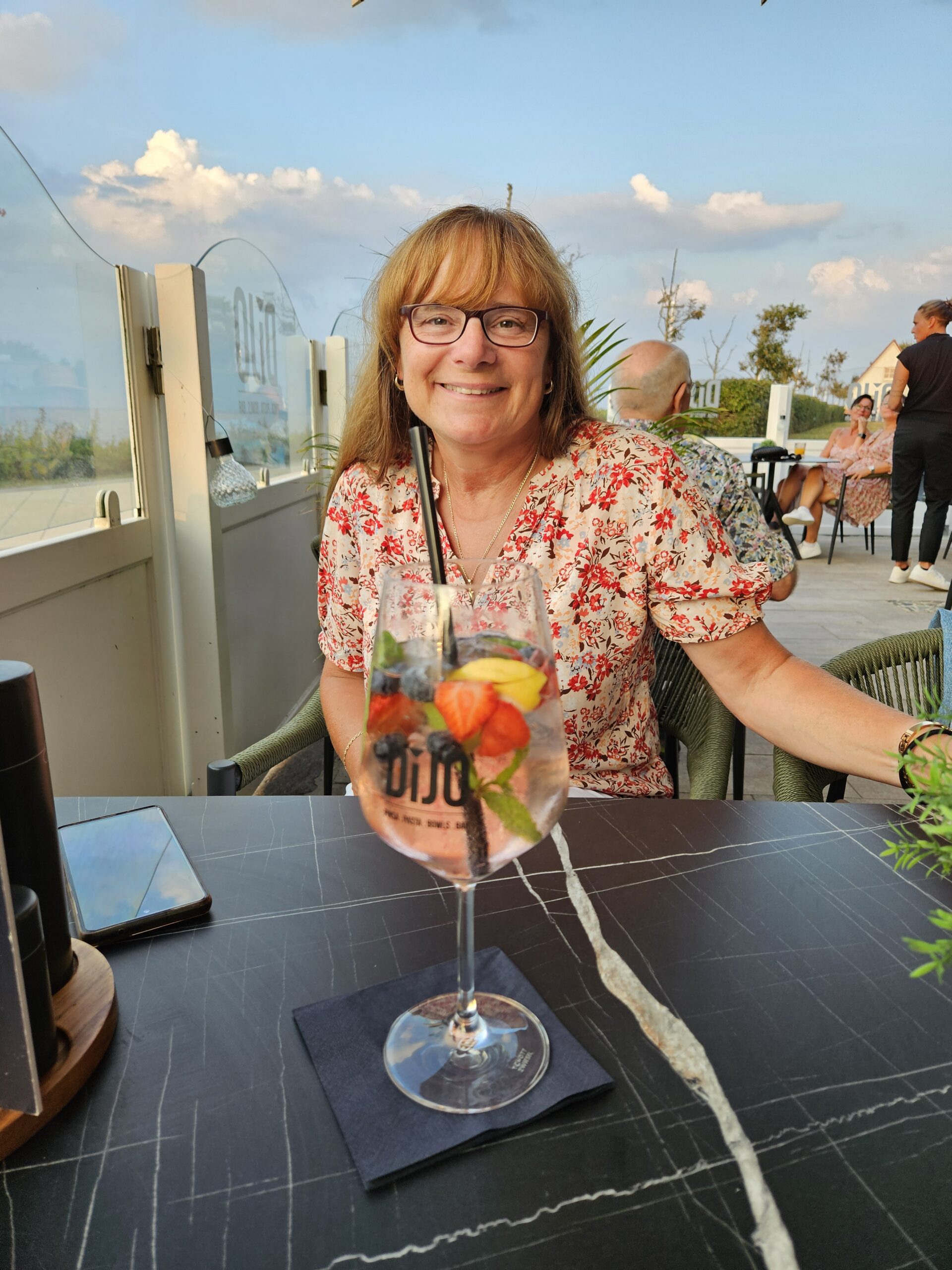 Manuela bei einem schmackhaften Cocktail