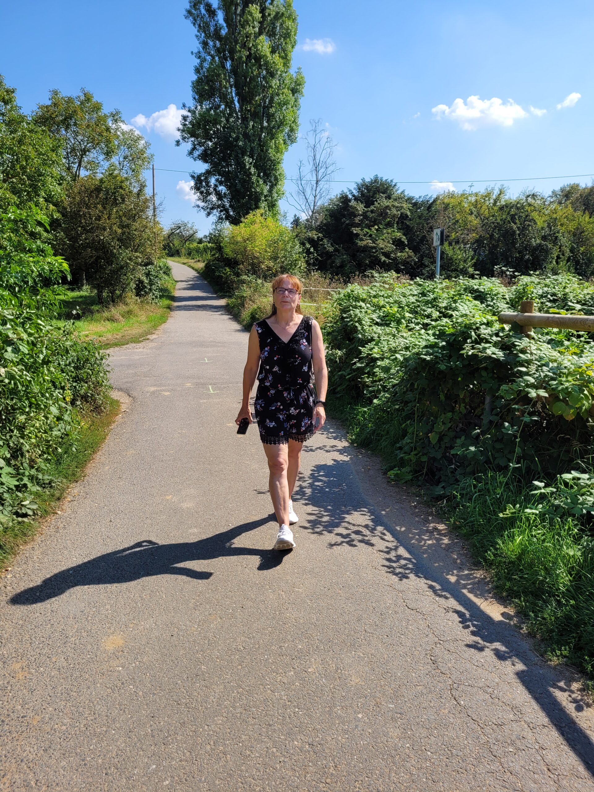 Manuela beim Spaziergang duch die Kostheimer Gemarkung