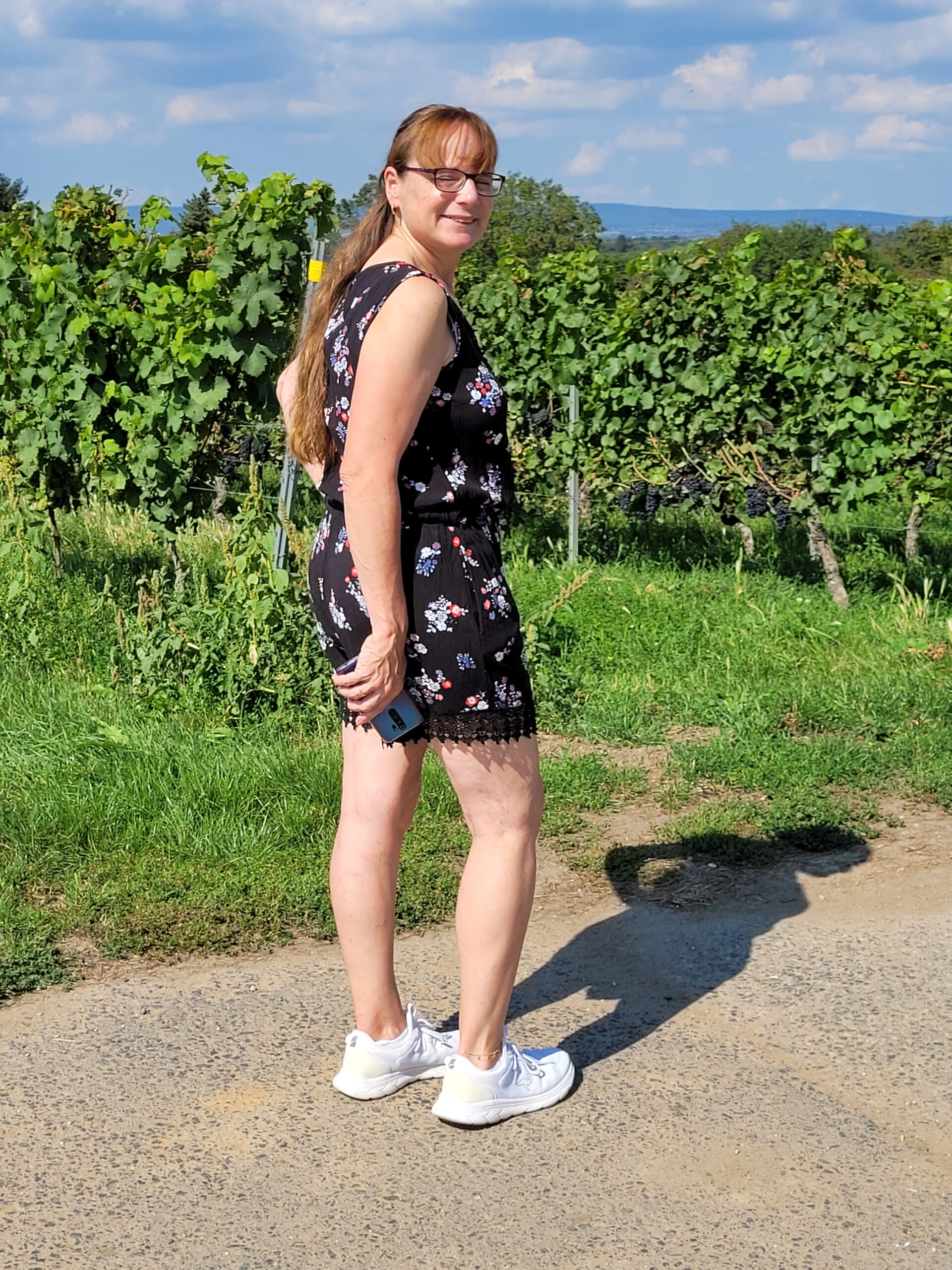 Manuela beim Spaziergang durch die Weinberge von Kostheim