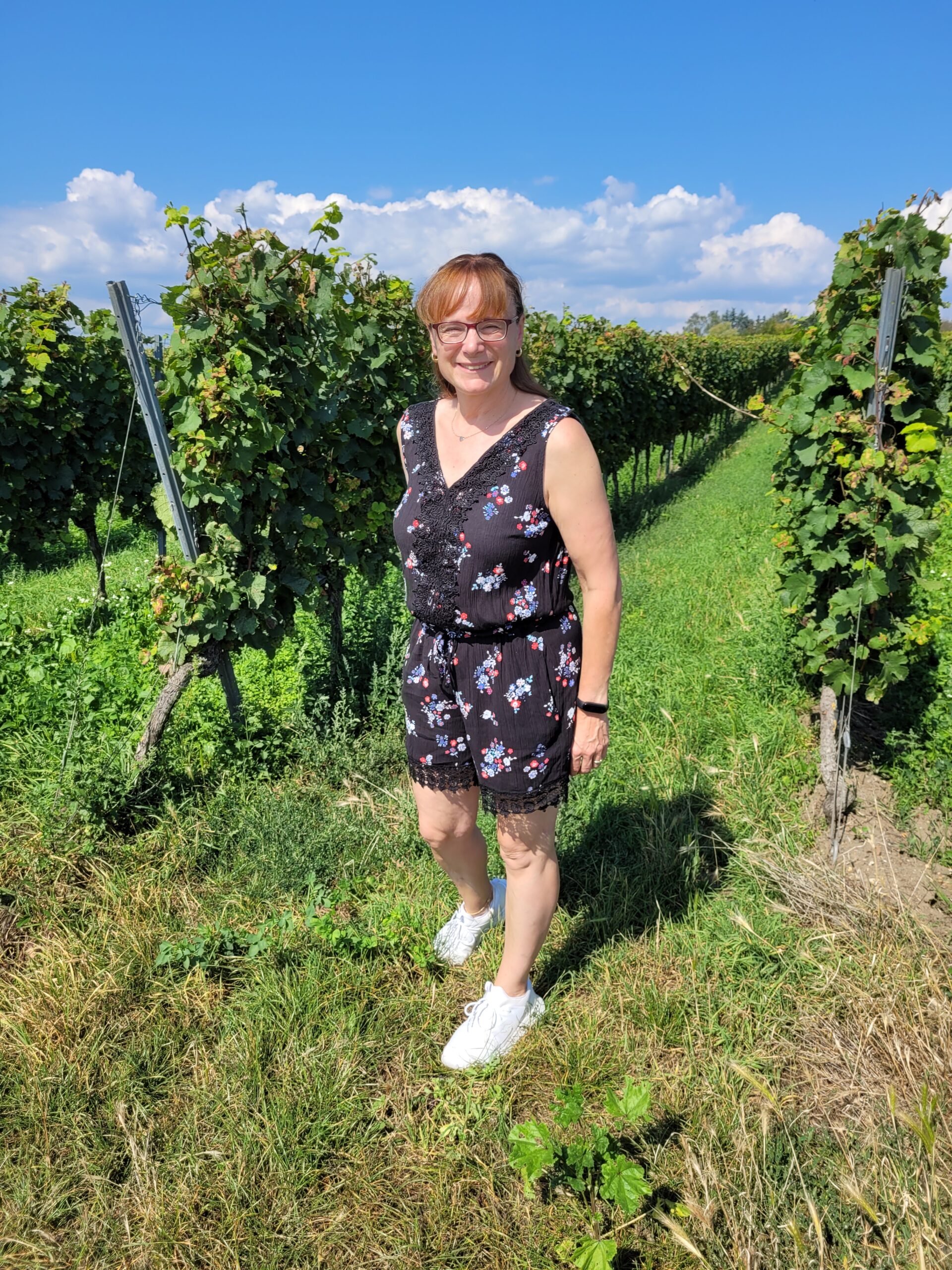 Manuela zwischen den Reihen in einem Weinberg
