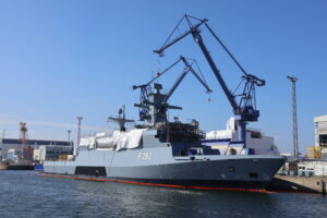 Marineschiff in der Marinearsenal Warnowwerft