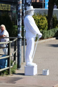 Pantomime auf der Bahnhofsbrücke - Warnemünde