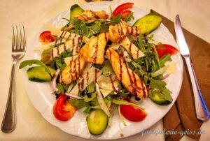 Salat mit Putenstreifen beim Ristorante Piccolo Mondo in Mainz-Kastel