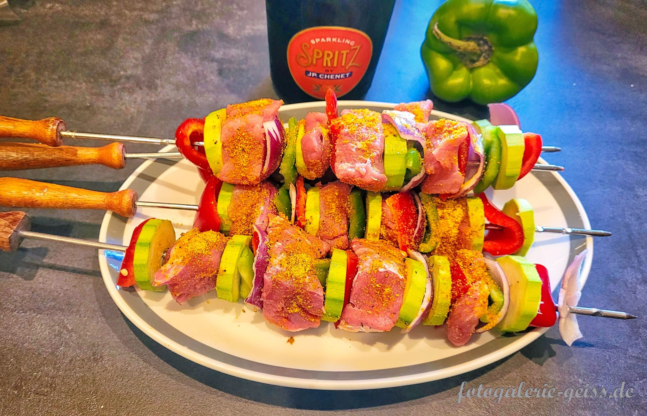 Schweinelendenspiese mit Zucchini, Paprika und roten Zwiebeln
