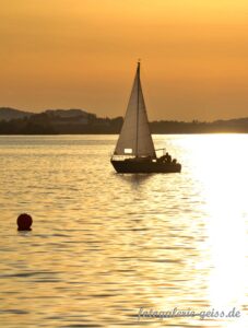 Segelboot im Sonnenuntergang am Chiemsee im Strandbad Übersee fotografiert - Kopie