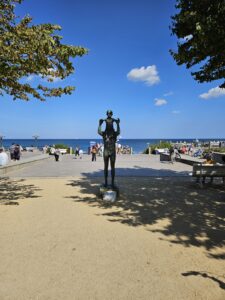 Skulptur Vater und Sohn an der Seebrücke - Ostseebad Kühlungsborn