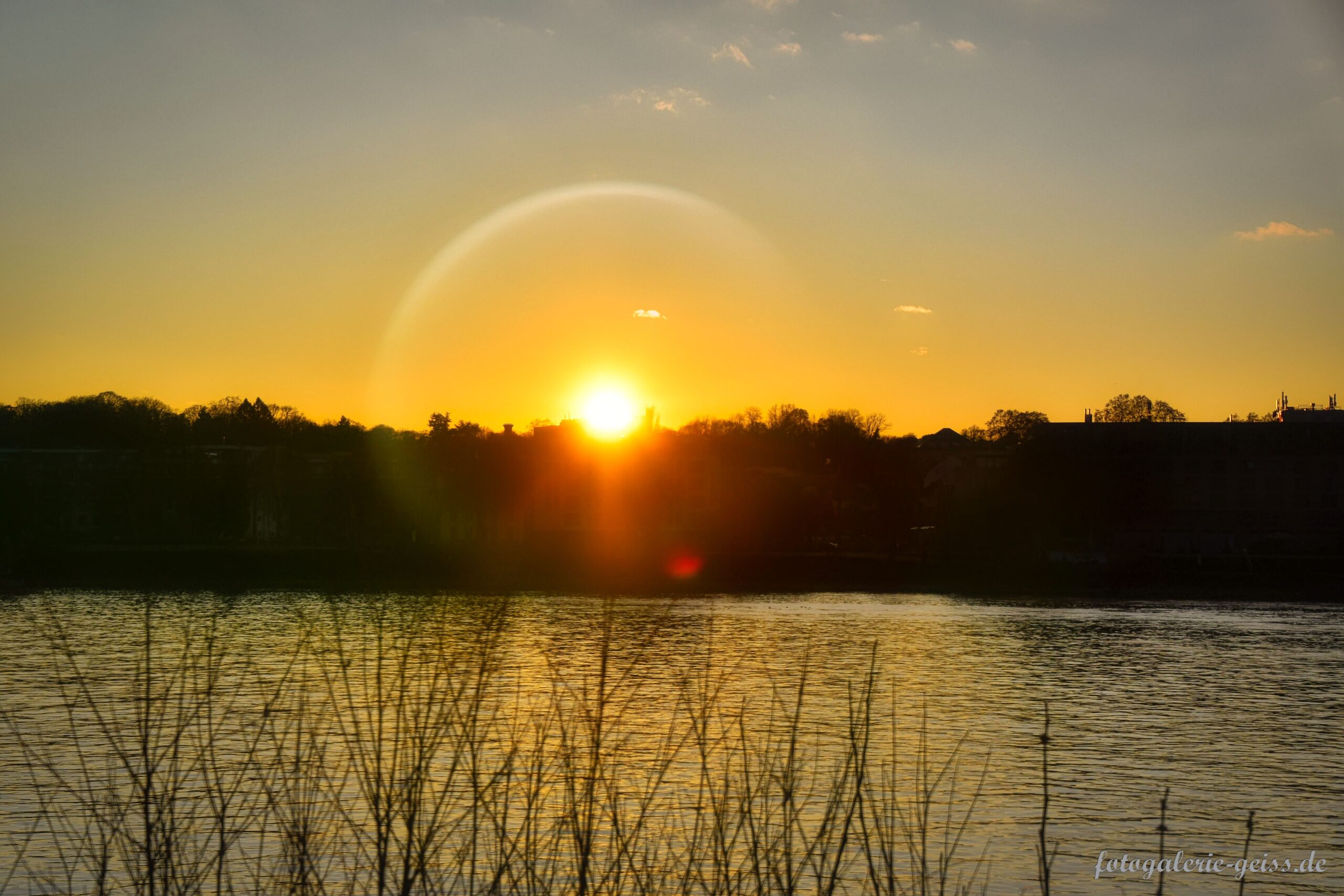 Sonnenuntergang am Rhein im Hintergrund Mainz