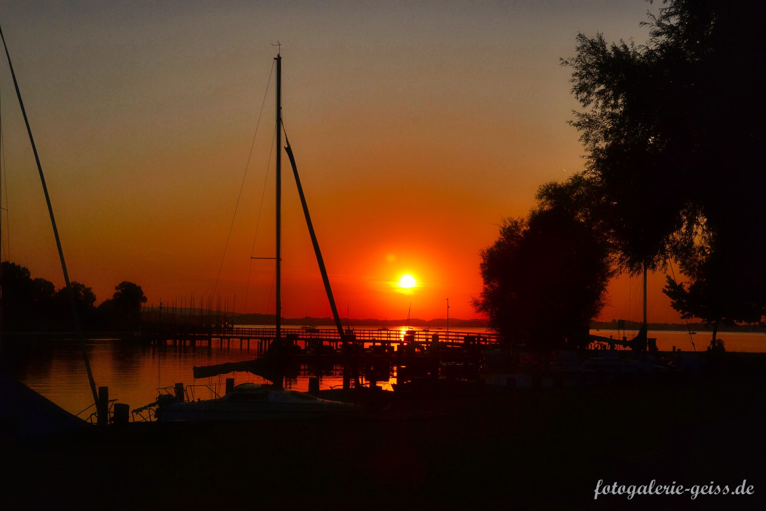 Sonnenuntergang am Yachthafen Übersee am Chiemsee