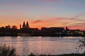 Sonnenuntergang über Mainz auf dem Rhein