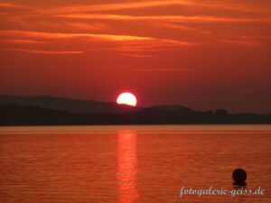 Sonnenuntergang über dem Chiemsee in Oberbayern