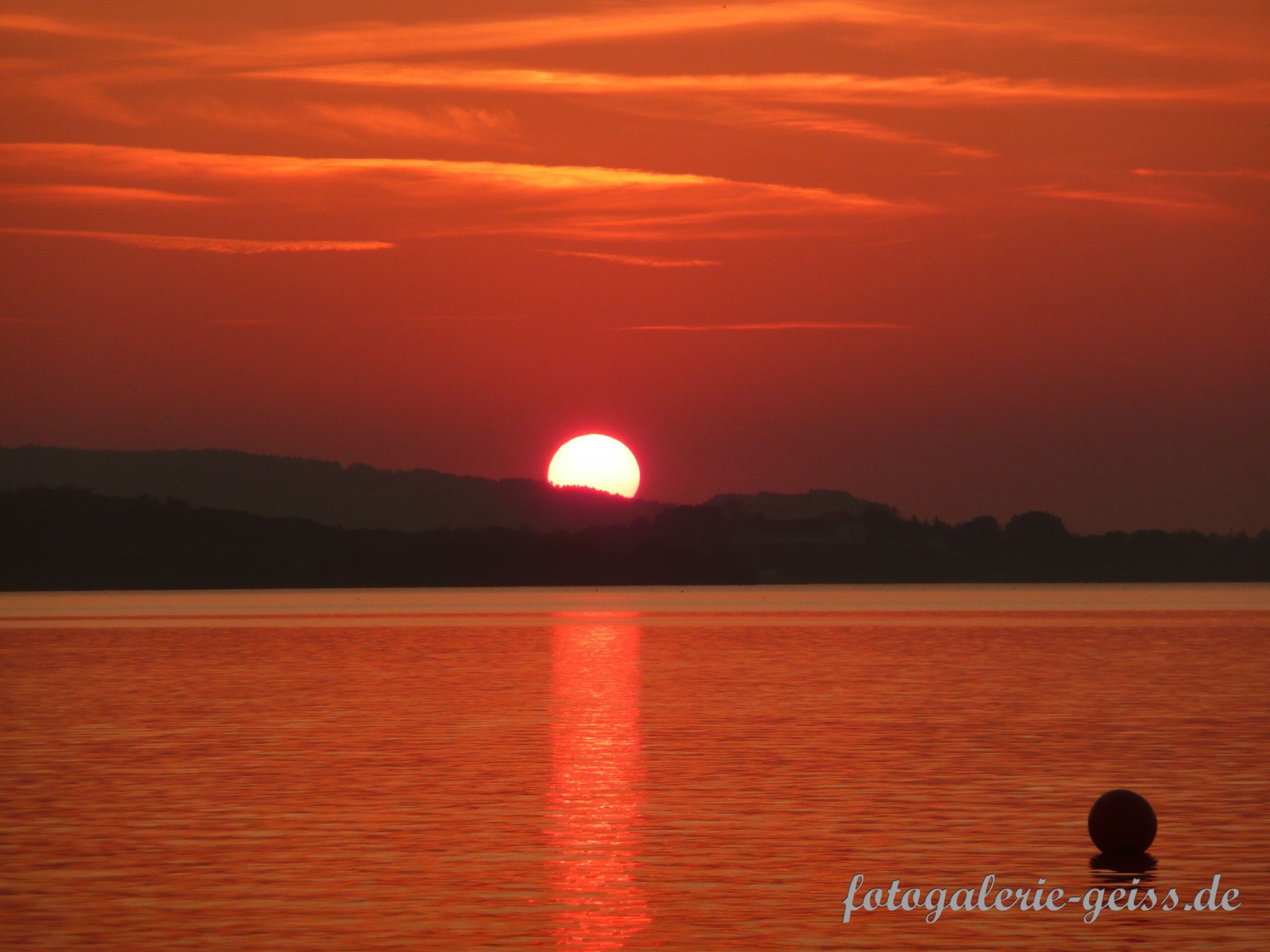 Sonnenuntergang über dem Chiemsee in Oberbayern