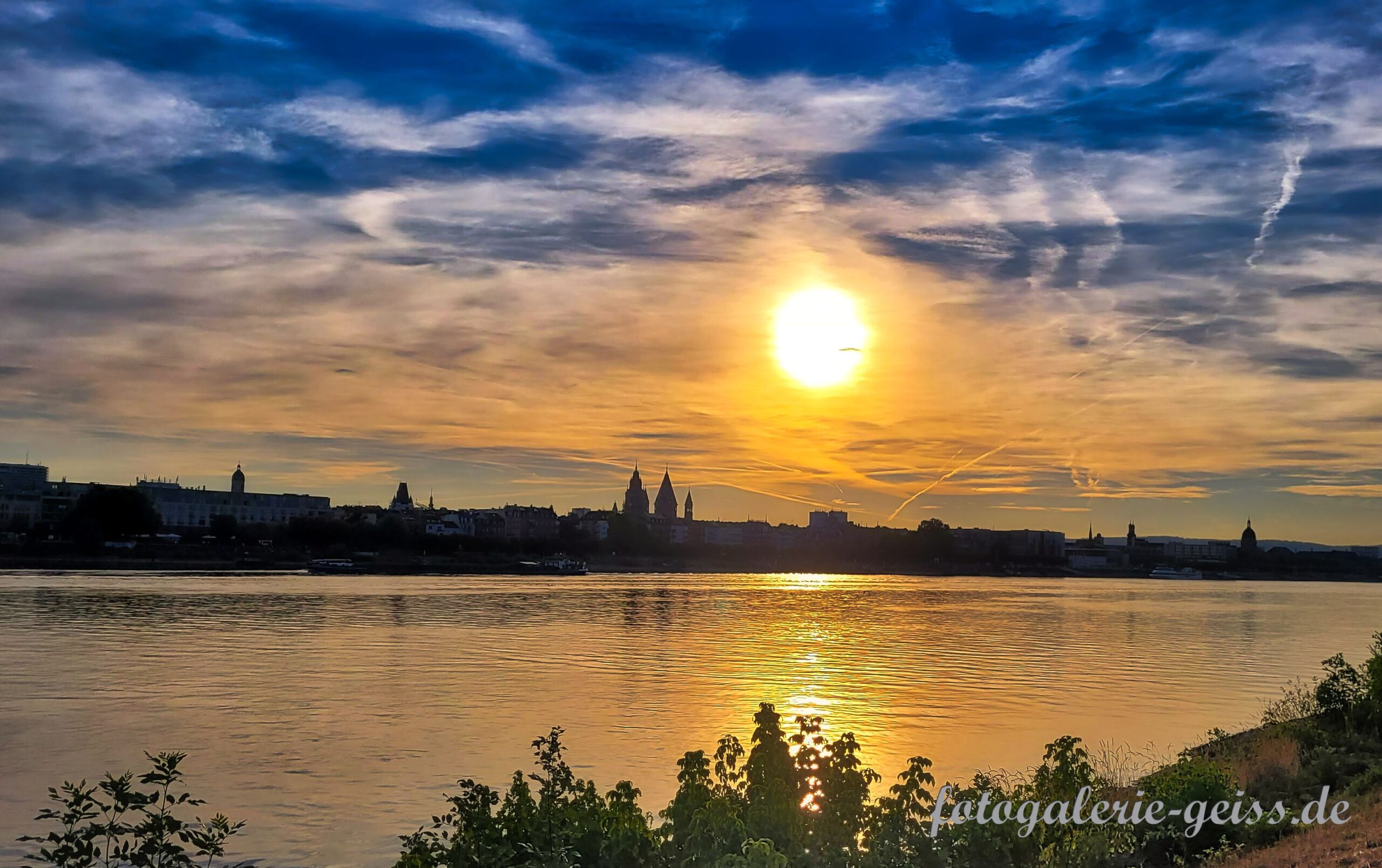 Sonniger Abendhimmel über Mainz