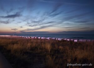 Strandkörbe am Strand im Sonnenuntergang im Ostseebad Kühlungsborn