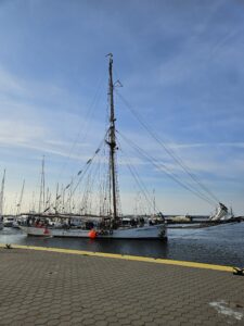 Wunderschöner alter Segler im Hafen vom Ostseebad Kühlungsborn