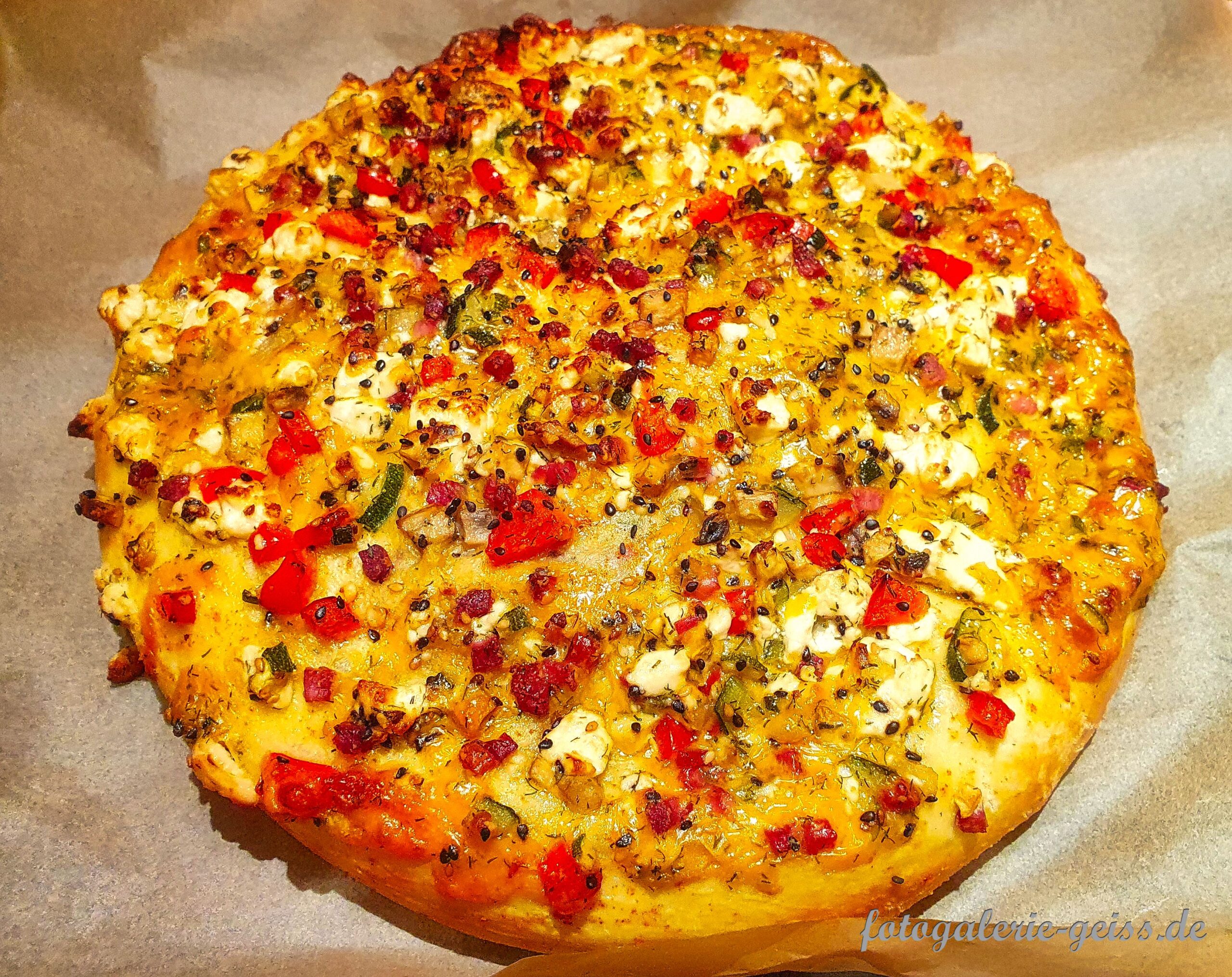 gefüllte Teischtasche mit Schafskäse, Paprika, Speck, Cheddar uvm.