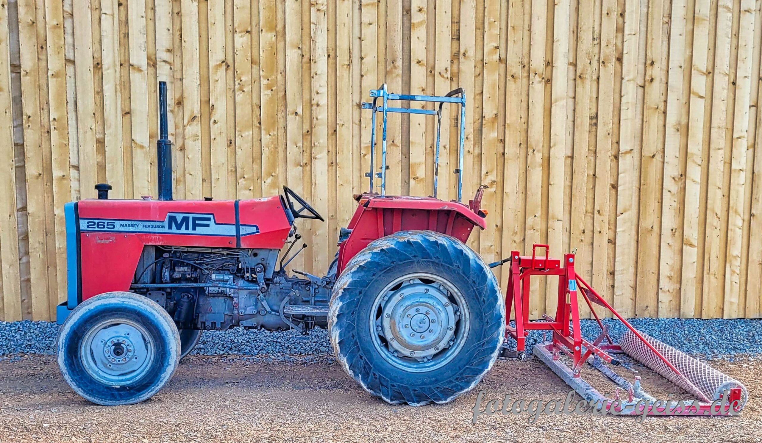 Älterer Traktor MF Massey Ferguson 265