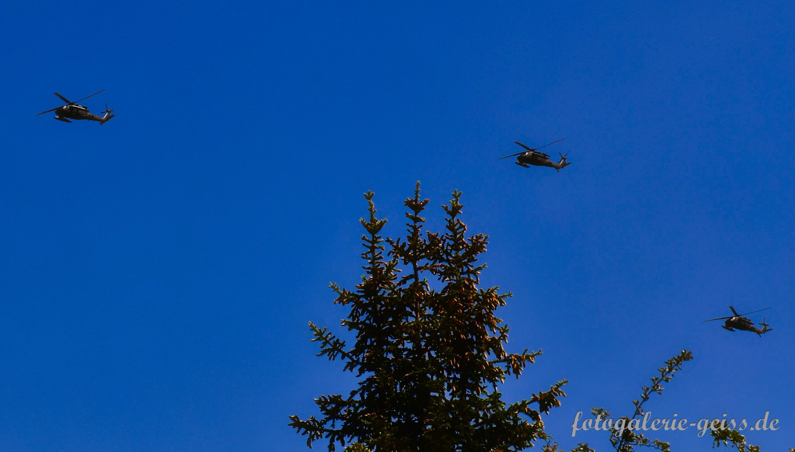 Ami-Hubschrauber am Himmel zwischen Kostheim und Hochheim