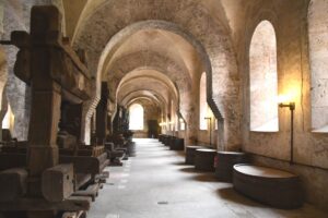 Ausstellung der historischen Weinkeltern im Speisesaal der Laienbrüder - Kloster Eberbach