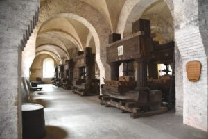 Ausstellung der historischen Weinkeltern im Speisesaal der Laienbrüder - Kloster Eberbach I