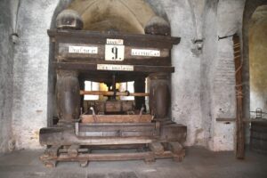 Ausstellung der historischen Weinkeltern im Speisesaal der Laienbrüder - Kloster Eberbach II