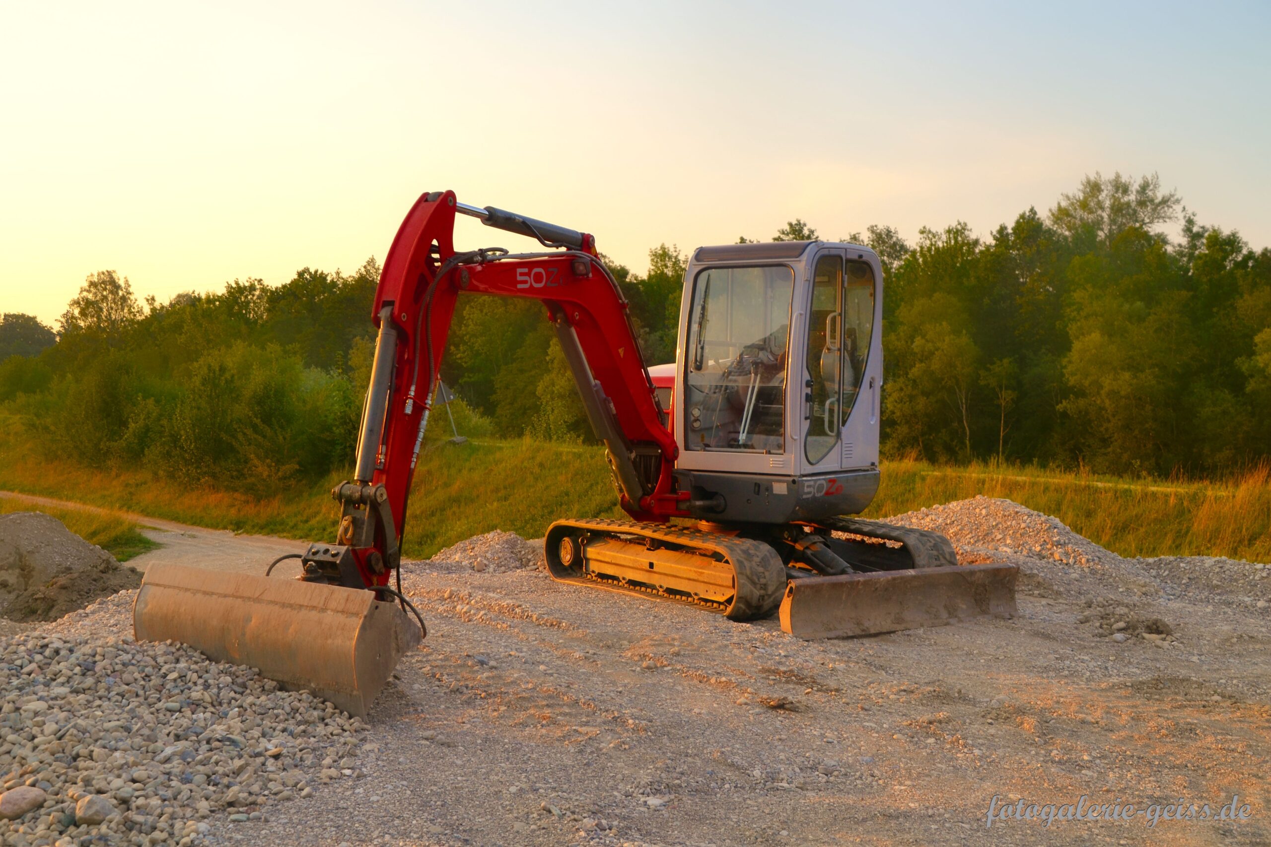 Bagger in Übersee an der Tirolerachen-Brücke