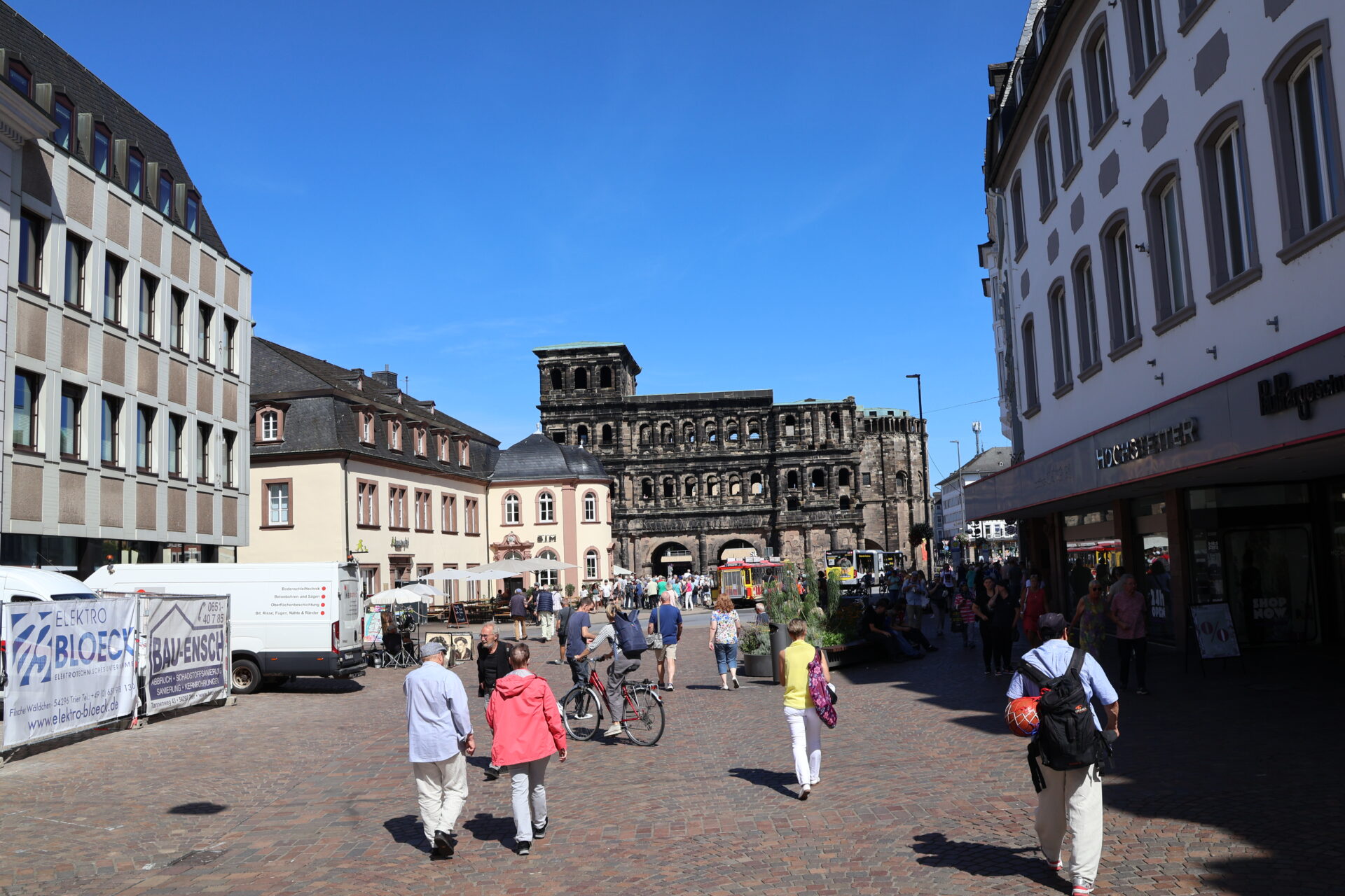 Blick Richtung Porta Nigra die Simeonstraße entlang in Trier - September 2023